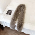 Langer flauschiger grau-brauner Kunstpelzschal mit weicher Plüschtextur für den Winter - 180cm / Mokka