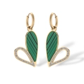 Dettaglio di orecchini a cuore in oro con malachite verde e pavé di cristalli lucenti - Verde Malachite (44628)
