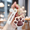 Dettaglio del portachiavi creativo a zampa di gatto con cinturino in pelle Lucky Day - Marrone