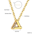 Gros plan sur le pendentif triangle en acier doré serti de strass blancs brillants - Triangulaire / Acier