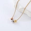 Collana minimalista in acciaio inossidabile con perle tricolore su catena dorata - Oro