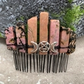 Détail d'un peigne à cheveux en cristal rose fait main avec croissant de lune argenté - Rhodochrosite Fil Noir Lune d'Argent