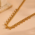 Detalle de un collar de cadena cubana dorada con múltiples colgantes de bolas - Collar de Cuentas (E213) / Dorado