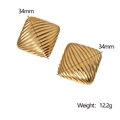 Detail van 18K vergulde vierkante oorbellen met 34mm afmeting en gewicht van 12,2 gram - Gegolfde Vierkante Oorknopjes (ER144) / Goud