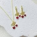 Makro-Detail des Kirschschmuck-Sets mit roten Kristallen und Gold-Finish - Hoop Stil Roter Edelstein Kirsche