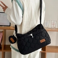 Sac bandoulière matelassé noir avec petite pochette monnaie et étiquette de marque discrète - Noir
