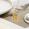 Nahaufnahme des goldenen Bärenanhängers mit Zirkonia-Inlay und hohlem geometrischem Design - Bären-Muster (ZYN-DMK679G-A)