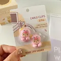 Dettaglio di due organizer per cavi a forma di maialino rosa con dimensioni e adesivo - Maiale Rosa / 2 Pezzi/Set