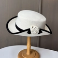 Primer plano de sombrero de fieltro blanco con borde negro de contraste y detalle de camelia - M (56-58cm) / Blanco