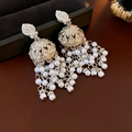 Dettagli di orecchini pendenti in argento con strass lucidi e nappe di perle - Stile Campanello con Nappe di Perle / Argento