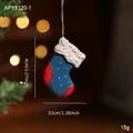 Weihnachtsstrumpf-Anhänger aus Harz in Blau und Rot, Maße: 4cm Höhe x 3,5cm Breite - Weihnachtssocken-Stil