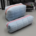 Set astuccio e borsa cosmetica in peluche trapuntato azzurro con cerniere rosa - Blu