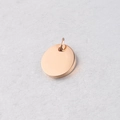 Colgante redondo de acero inoxidable oro rosa pulido con anillo sobre mármol - 14.7*12mm / Oro rosa