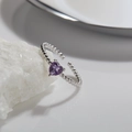 Makroaufnahme von Silberring mit herzförmigem violettem Edelstein auf weißem Kristall - Natürlicher Amethyst Silber