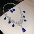 Dettaglio di un set di gioielli in argento con cristalli a goccia blu in una scatola regalo - Collana-Argento-Blu (Set di 2)