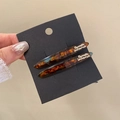 Detail of amber acetate hair clips with French lettering and glossy marble texture - Barrette - Light Coffee (Single)
