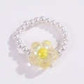 Anello bohémien con perline bianche e ciondolo a fiore in vetro giallo traslucido - Fiore Giallo Brillante