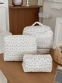 Set dettagliato di tre beauty case trapuntati con eleganti motivi floreali blu - Custodia Ottagonale / Bianco Alba Floreale