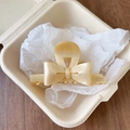 Pince à cheveux nœud en acétate beige crème avec inscription France Handmade - Style Nœud / 10cm / Couleur Fromage