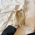 Mini sac seau tressé beige avec fermeture à cordon et fine bandoulière - Khaki