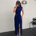Détail d'une robe longue bleu roi avec anneau doré à la taille et fente latérale - S / Bleu Électrique (Bleu)