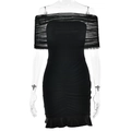 Mini abito nero sexy a spalle scoperte con inserto in rete, corpo arricciato e volant - S / Nero