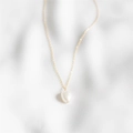 Collana minimalista con perla d'acqua dolce placcata oro 14K su seta bianca morbida - O catena