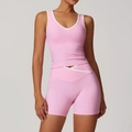 Set da yoga rosa a vita alta con pantaloncini incrociati e top con scollo a V bianco - Canotta 8843 + Pantaloncini 8843 — Rosa Ciliegio / S