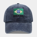 Dettaglio della bandiera del Brasile e ricamo Brasil su cappellino blu lavato - Regolabile / Blu navy
