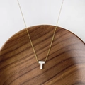 Élégant collier en titane doré avec pendentif lettre T en nacre naturelle blanche - Lettre T