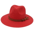 Dettaglio cappello fedora rosso con trama intrecciata e cintura in cuoio marrone con fibbia - Rosso