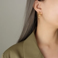 Gedraaide schakelketting oorknopjes van 18k verguld roestvrij staal bij model - Goud
