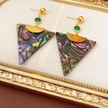 Détail macro de boucles d'oreilles vintage en résine sur plateau en velours blanc - Aiguille en Argent 925 - Or - Multicolore