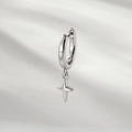 Orecchino a cerchio in argento lucido con croce a stella su tessuto grigio morbido - Fibbia per orecchio a stella (A881) / Argento