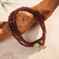 Bracciale in perle di granato rosso scuro con giada e ciondolo portafortuna dorato - Stile a Triplo Strato Rosso (Con Confezione Regalo)