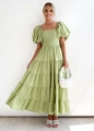 Détail de la robe midi verte à volants avec manches bouffantes et bustier froncé - S / Vert clair