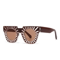 Modische dunkelbraune quadratische Sonnenbrille mit Strahlenmuster und braunen Gläsern - Tee Rahmen Tee Gläser