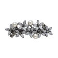 Elegante fermaglio a fiore argento con trama opaca, strass e perle su sfondo bianco - 7cm / Grigio