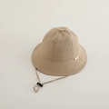 Gros plan du chapeau de soleil kaki avec coutures, cordon coupe-vent et arrêt réglable - 50cm (1-3 Ans) / Kaki