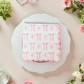 Serviette en papier blanc avec nœud rose et bords festonnés sur une assiette - Nœud Rose