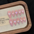 Uñas postizas almendradas rosa aurora con dijes de corazón 3D y acabado iridiscente - Almendra Mediana / XS