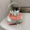 Funkelnde Strass-Beuteltasche mit orange-grünen Streifen und silbernem Metallringgriff - Verlauf Rot Orange Grün