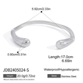 Bracelet jonc argenté en acier inoxydable minimaliste avec extrémités en goutte d'eau - 20.0g / Diamètre Intérieur 5.92cm