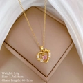 Nahaufnahme der goldenen Herz-Halskette mit rosa Stein und kleinen Diamanten auf Leder - Rosa Herz Stil (C346)