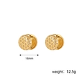 Détail de boucles d'oreilles dorées de 16mm avec sertissage en nid d'abeille - Boule en Nid d'Abeille (STE2450-GO)