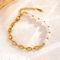 Minimalistisches Armband aus goldenen Kaffeebohnengliedern und weißen Perlen - Schweinenasen Perlenarmband