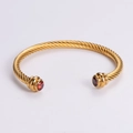 Goldfarbenes Edelstahl-Kabelarmband mit roten Edelsteinen für Damen im Seil-Design - Gold mit rotem Zirkon