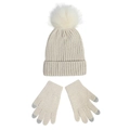 Detailansicht der Strickmütze mit Kunstfell-Bommel und passenden Touchscreen-Handschuhen - Beige