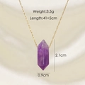 Collar artesanal con colgante de cristal violeta hexagonal y cadena fina dorada elegante - Amatista