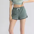 Pantaloncini sportivi 2 in 1 donna verde salvia, vita alta con coulisse e bordi bianchi - 3XL / Verde